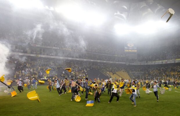 VIDEO Război la Istanbul » Încăierări cu poliţia, petarde, suporteri sufocaţi de "lacrimogene", răniţi!