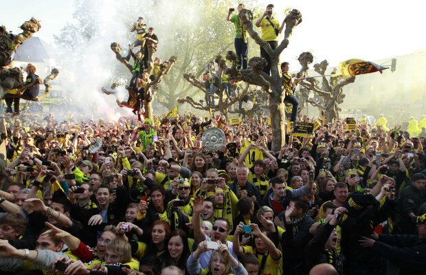 FOTO Dortmund sărbătorită de peste 300.000 de suporteri :D
