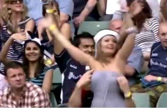 VIDEO Aşa ceva?! Şi-a dezbrăcat iubita in faţa unui stadion întreg