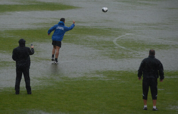 FOTO Potop în loc de fiesta » O furtună teribilă a oprit la 0-1 meciul dintre Viitorul şi FC Botoşani