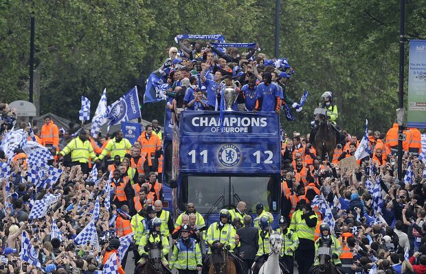 VIDEO& FOTO Maree albastră la Londra: Chelsea aclamată de zeci de mii de fani