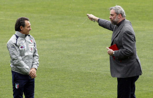 Squadra sfinţită » Italienii au fost binecuvîntaţi de preot înainte de Euro