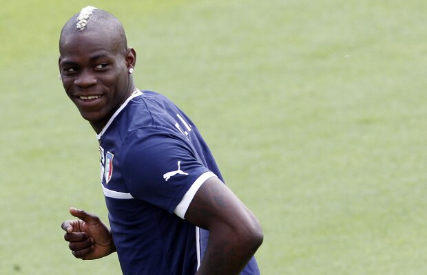 Balotelli are o părere foarte bună despre el: "Sînt un geniu"