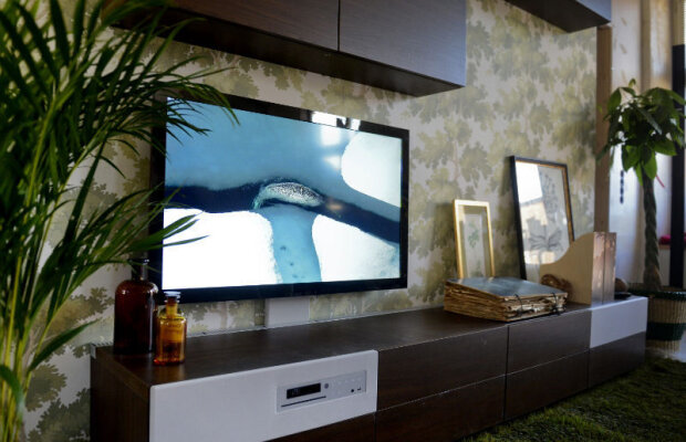 (VIDEO) Ikea îşi lansează propriul televizor. Nu are cabluri la vedere, e full HD şi înglobat în mobilă. Vezi cât costă