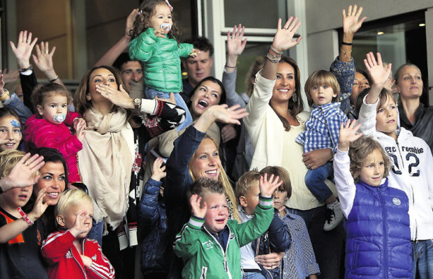 Lacrimile copiilor i-au tulburat pe batavi la plecarea spre Euro: "Tati, nu pleca!"