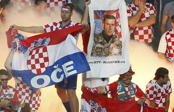 FOTO Torţe şi un criminal de război! Trei imagini cu nebunia croată din tribune