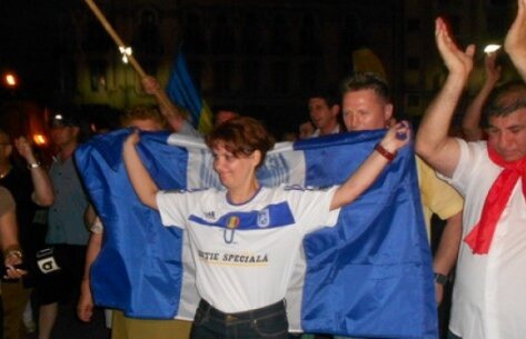 În tricou alb-albastru » Noul primar al Craiovei a defilat prin oraş alături de galeria Ştiinţei