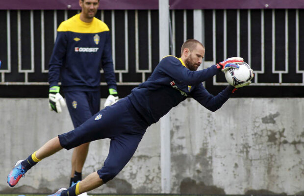 VIDEO Pedeapsa » Imaginea cu portarul Wiland în fundul gol a scandalizat Suedia