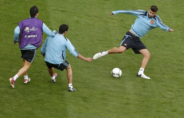 VIDEO Pique are tehnica lui Ronaldinho ;) » Cum l-a imitat fundaşul Barcelonei pe brazilian la încălzire