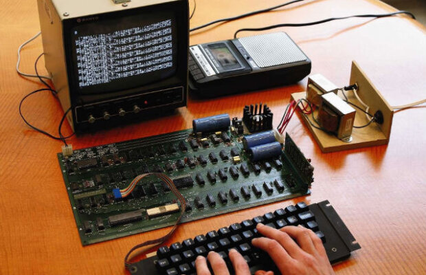 Primul Apple, vechi de 36 de ani, a fost vândut cu 374.000 de dolari