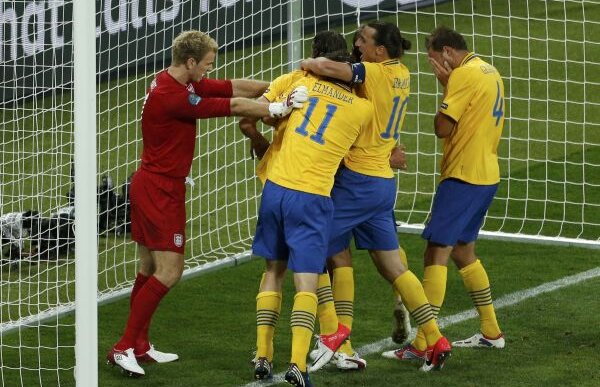 Ţintit fără minge! » Ibrahimovici l-a scuipat pe Hart