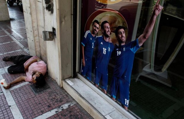 Imaginea zilei în Grecia » O ţară care îşi caută salvarea, mîngîiată doar de fotbal