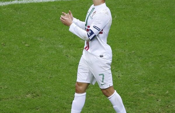 10 cm împotriva istoriei »Ronaldo are deja 4 bare: dacă le-ar fi convertit în goluri, îl depăşea pe Platini în topul golgeterilor all-time la Euro