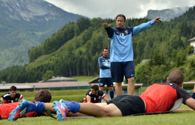 Experimentul Reghecampf » Antrenamente din baschet şi handbal în cantonamentul Stelei