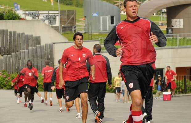 FOTO Pante pe asfalt » Cîinii nu bat pe nimeni în amicale şi sînt chinuiţi serios de Bonetti