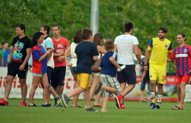 Austria Steaua! » Elevii lui Reghe au fost asaltaţi de români pentru autografe şi poze