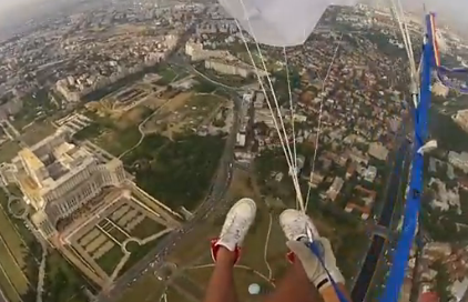 Aşa se sare cu paraşuta! 1000 de metri, aterizare în parcul Izvor