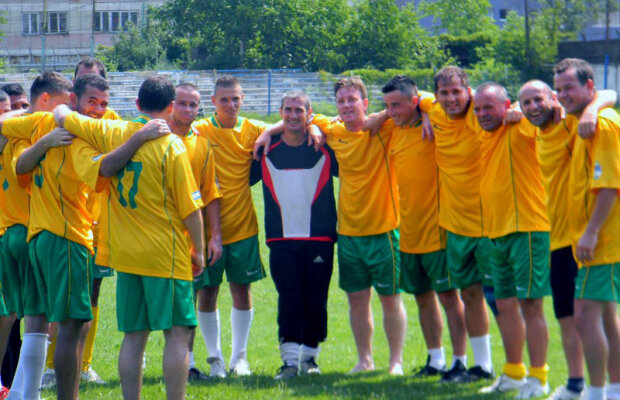 Derby-ul stării civile » Căsătoriţii şi necăsătoriţii cartierului timişorean Fabric joacă un meci vechi de 76 de ani