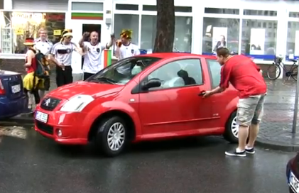 Tu ai parca mai uşor dacă te-ar ghida 10 ultraşi beţi?