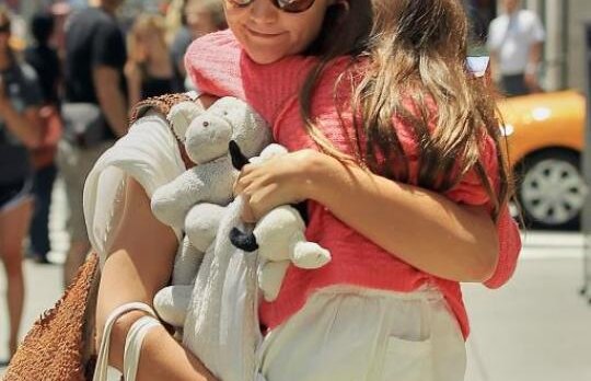 Katie Holmes si fetita ei au fost implicate intr-un accident rutier