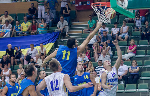 Făcuţi de ruşine: ”naţionala” a jucat în Ucraina cu echipamentul împrumutat de adversari