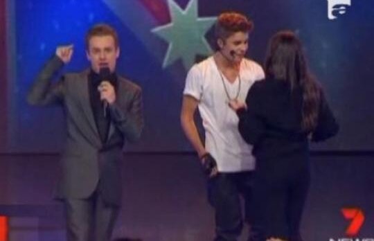 Justin Bieber a fost asaltat de o adolescenta pe scena