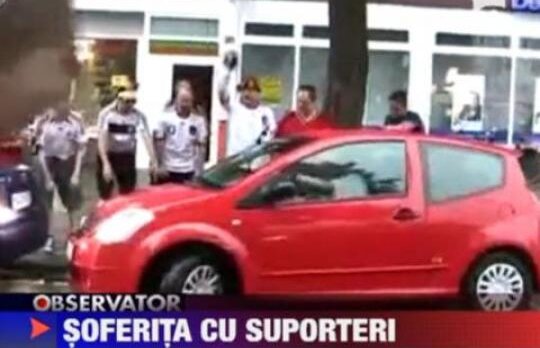 Opt suporteri nemti ii fac galerie unei femei cand parcheaza