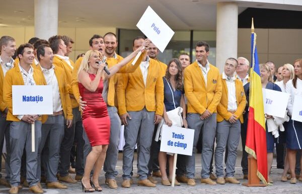FOTO Instantanee cu olimpici » Cele mai interesante poze de la festivitatea de prezentare delegaţiei României la JO 2012