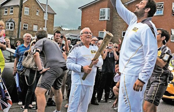 300 de metri de onoare » Torţa pe mîinile românilor!