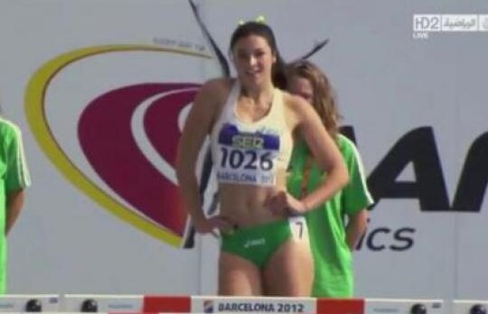 Atleta Michelle Jenneke danseaza sexy la incalzire!