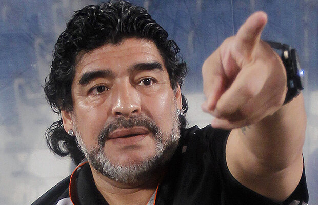 Maradona: ”Cînd înscrie, Messi se bucură cu colegii. Cînd marchează, Ronaldo mai vinde un şampon!” ;)