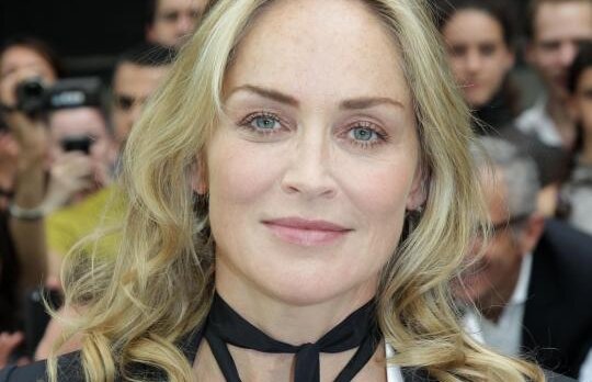 Localnicii din Arefu o intampina pe Sharon Stone: "I love you, fa!"