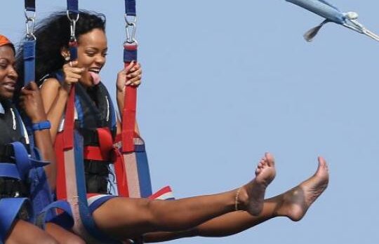 FOTO! Rihanna, o parasuta la Cannes