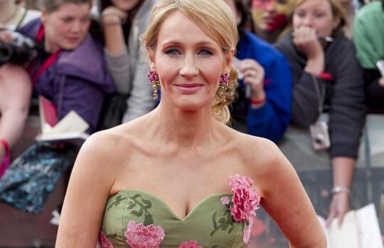 J.K. Rowling plateste 200.000 de euro pentru doua casute de jucarie
