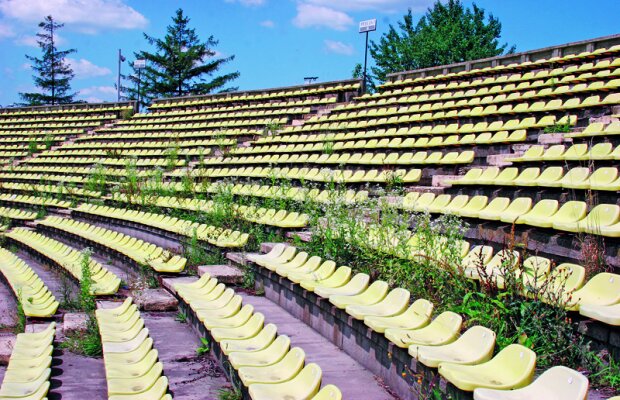 Dezastru în "Templul lui Dobrin" » Reportaj la stadionul din Trivale, ajuns o RUINĂ