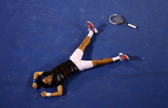 VIDEO New balls, please! Djokovici doborît de durere după ce Şarapova l-a ţintit într-o zonă sensibilă :)