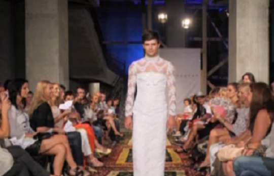 Designerul Dorin Negrau sfideaza lumea modei cu un barbat pe post de mireasa si motociclisti pe catwalk
