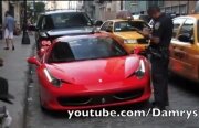 Un polițist călcat pe bătături de un Ferrari 458. La propriu
