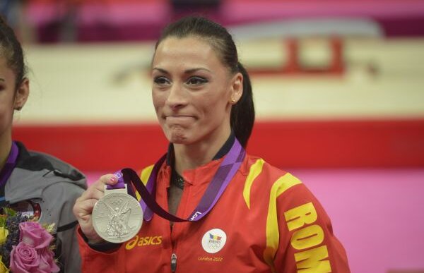 Supărată că n-a fost felicitată de antrenori pentru argintul la sol, Ponor a plîns şi nu s-a dus cu ei în Satul Olimpic