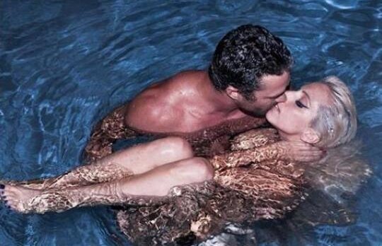 Lady Gaga s-a aruncat goala in piscina, in bratele iubitului