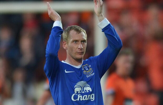 VIDEO Bucurie ca pentru un trofeu pentru fanii lui Everton » Vezi care a fost evenimentul inedit pentru care aceştia au invatat terenul