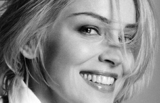 Imagini in exclusivitate! Sharon Stone, rasfatata cu nuferi cumparati de la comerciantii din Capitala