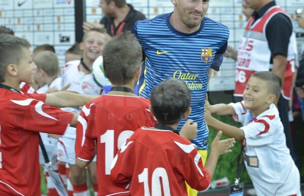 FOTO "Extratereştrii" s-au distrat pe Naţional Arena » Copiii şi-au pupat mîinile după ce au bătut palma cu Messi