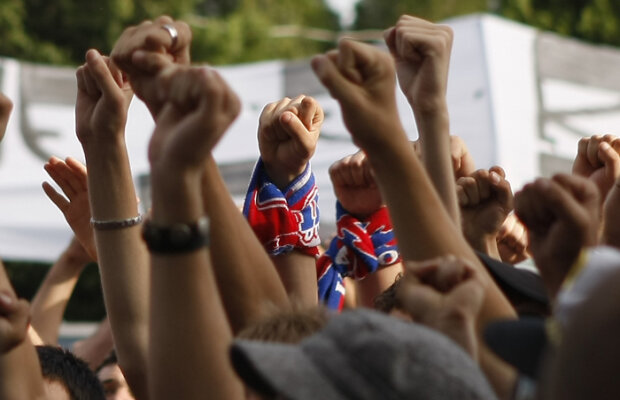 Luptă în Ardeal! » Suporterii Stelei implicaţi într-o bătaie cu topoare şi lopeţi :O