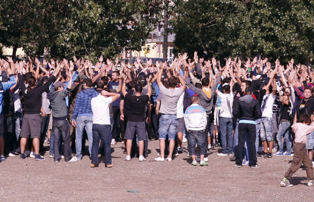 Incidente incredibile pentru suporterii Stelei înainte de ajungerea în Mediaş: "I-au perforat mîna cu o furcă!"