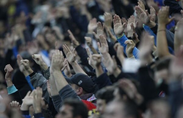 VIDEO Suporterii Stelei, cercetaţi pentru violare de domiciliu, distrugere şi lovire