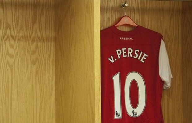 S-au lepădat de van Persie » I-au ars tricoul după ce s-a oficializat transferul la United