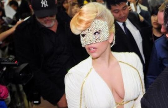 Costumatii fanteziste si coafuri ciudate la concertul lui Lady Gaga
