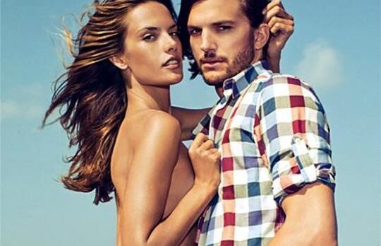 Alessandra Ambrosio, topless in bratele lui Ashton Kutcher