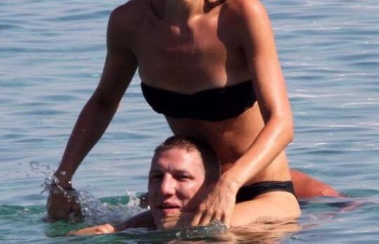 Sub papuc! Bastian Schweinsteiger isi lasa iubita sa il calareasca, in paradisul unei insule grecesti